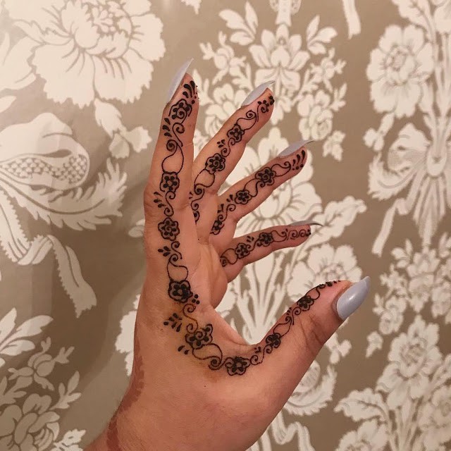 Finger Arabic Mehndi on the Sides