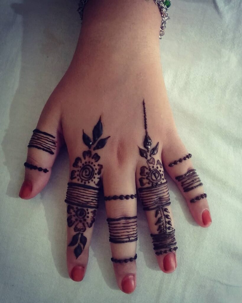 Finger Arabic Mehndi with Leaves & Spaces